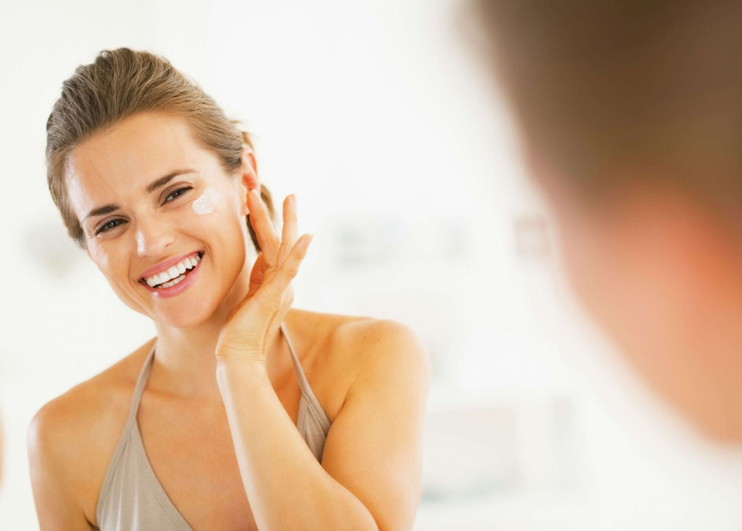 Vrouw die haar kin aanraakt in natuurlijk licht bij hormonale acne voor menstruatie