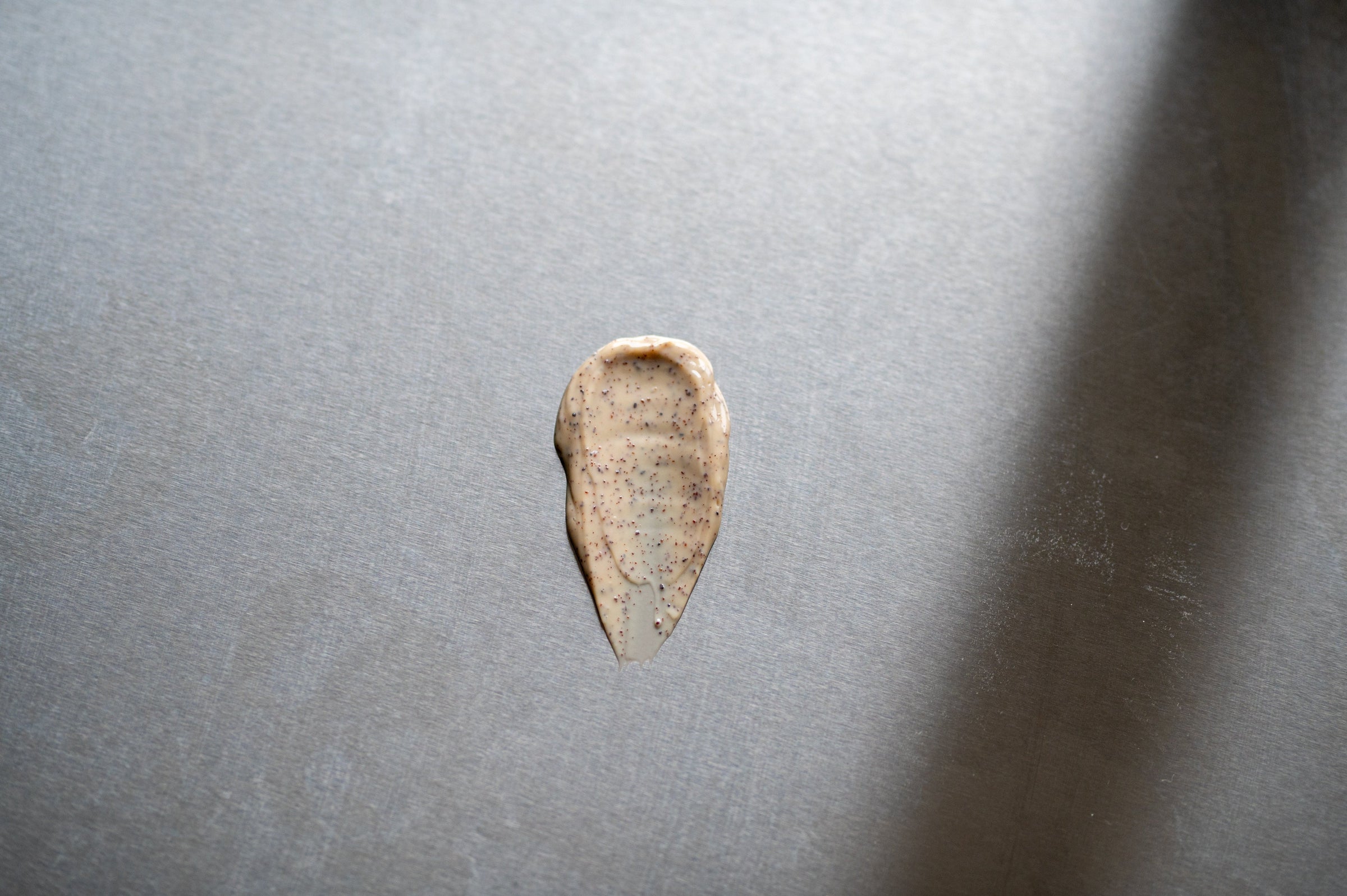 Close-up van een strijkje van een beige crème