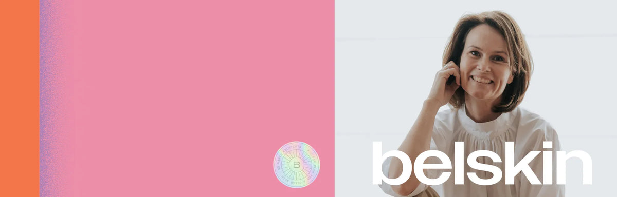 Sofie, acnespecialiste van Belskin, met haar hand tegen haar wang en een brede glimlach, boven het Belskin logo